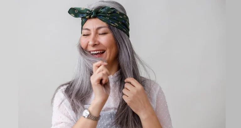 como-cuidar-dos-cabelos-brancos-e-grisalhos