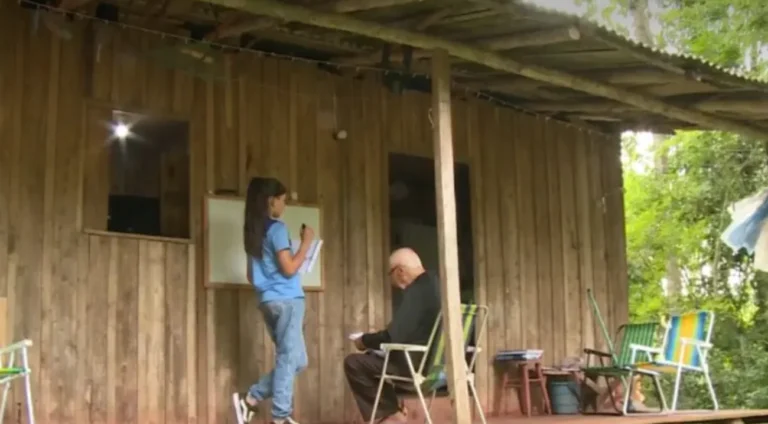 garotinha_de_11_anos_ensina_bisavo_de_91_anos_a_le_b2d91eb1