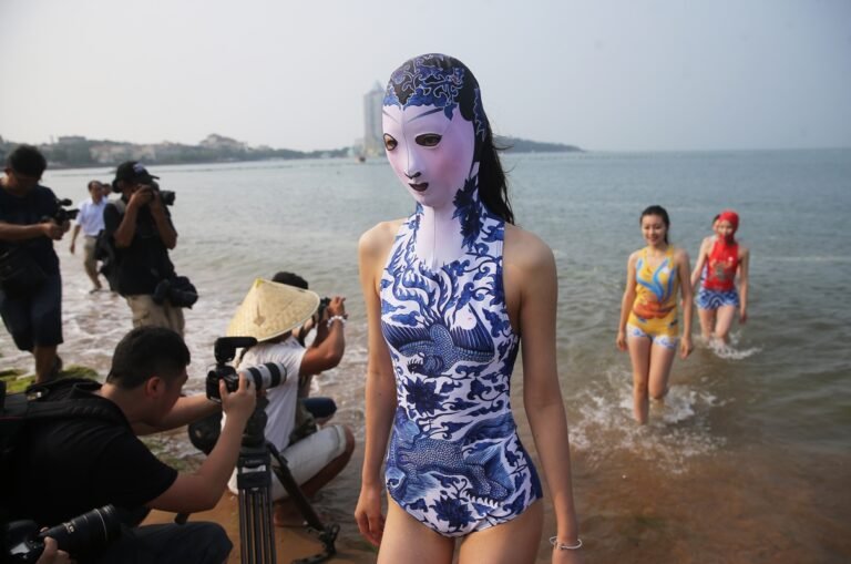 491ac7b5-biquini-facial-facekini-china-moda-estilo-praia-gettyimages-802607980