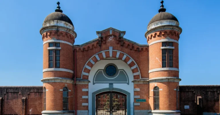 portao-principal-da-prisao-de-Nara