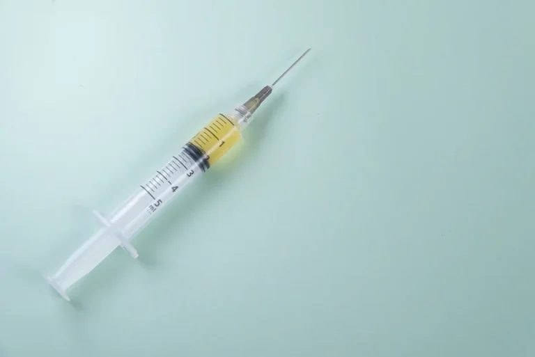 seringa-com-liquido-amarelo (1)