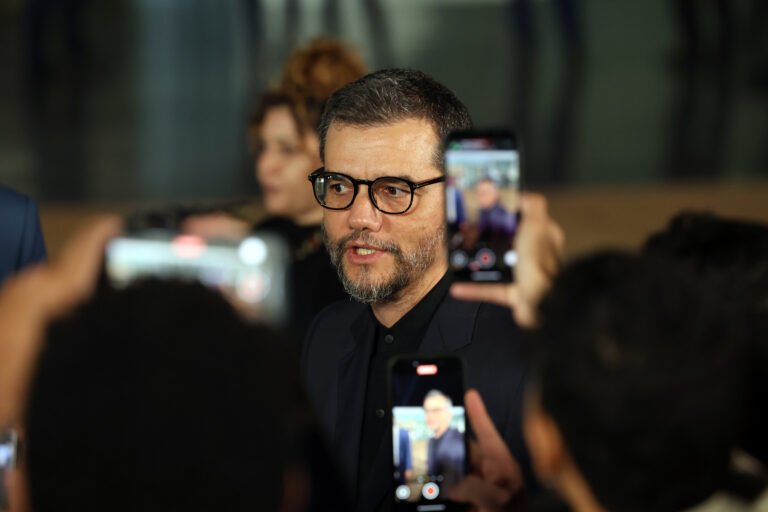 PR Lula assite o filme O Agente Secreto