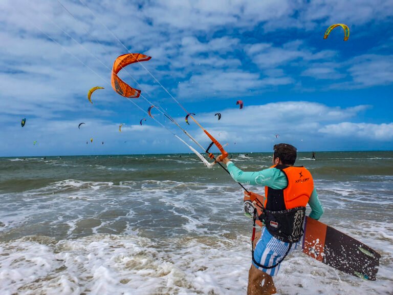 RECORDE DE 596 KITESURFISTAS VELEJANDO NA PRAIA DO CUMBUCO DURAN