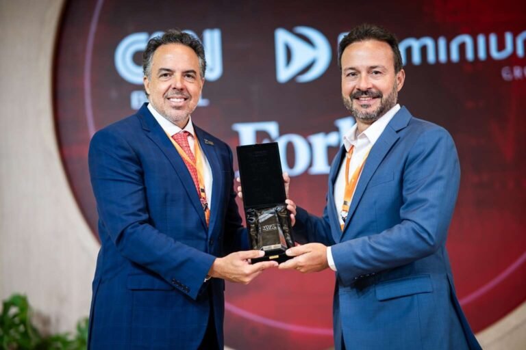 Danilo-Serpa-recebe-o-premio-em-nome-do-Governo-do-Ceara