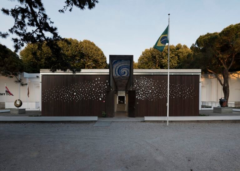 Installation-view-of-the-Brazilian-Pavilion-at-the-61st (3)