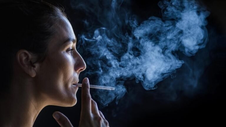 mulher-fumando-cigarro-fumar-tabagismo-1690998440706_v2_900x506